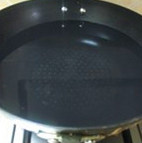 姜汁香菇炒面,做一锅水,将面条下入,煮1分钟捞出,放入冰水中浸泡。