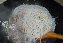 姜汁香菇炒面,将面条沥水放入锅中