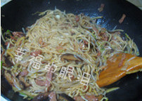 姜汁香菇炒面,倒入酱汁翻炒均匀即可