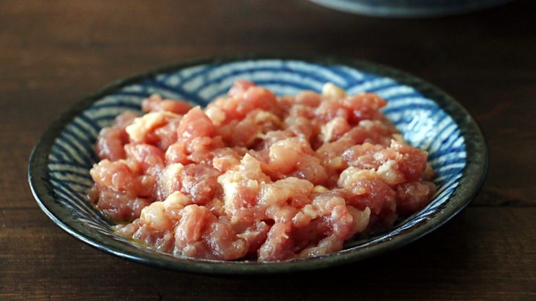 超下饭之红三剁,肉馅儿中加入水淀粉,再放少许油抓匀,这样处理后肉会非常嫩口。