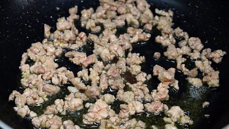 超下饭之红三剁,热锅温油,先放肉馅儿小火煸炒至变色。