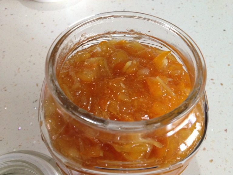 柠檬金橘酱,如图晾凉以后装瓶冰箱冷藏室保存,可以泡水喝,当果酱,或者做面包做蛋糕都可以用。