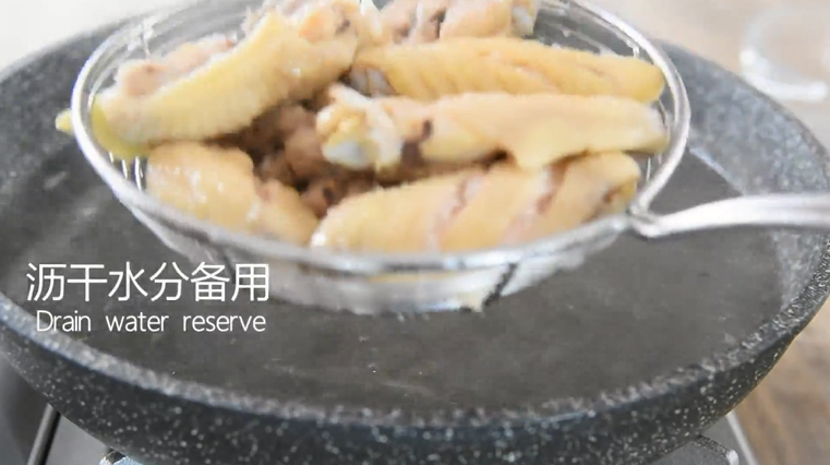 可乐鸡翅真的没有你想象的那么难,快来学!,沥干水分备用