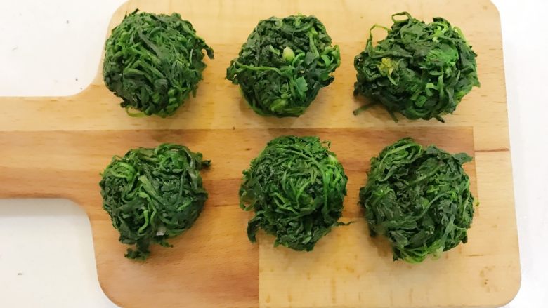 宝宝辅食:香肠荠菜饭-18M+ ,插播一个保存野生荠菜的方法:把荠菜洗净焯水,过凉水控干水分,捏成一小团一小团,努力挤掉水,然后用保鲜袋一个一个装好,放入冰箱冷冻保存,就可以随取随吃啦,当然小宝宝吃,新鲜的比较好哦。