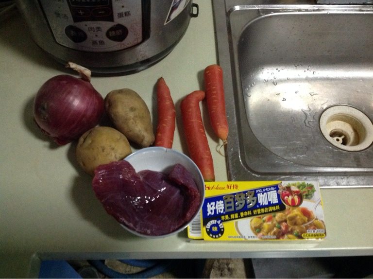 超简单咖喱饭,各种材料准备洗净，这个<a style='color:red;display:inline-block;' href='/shicai/ 10650'>咖喱块</a>超市都有卖的