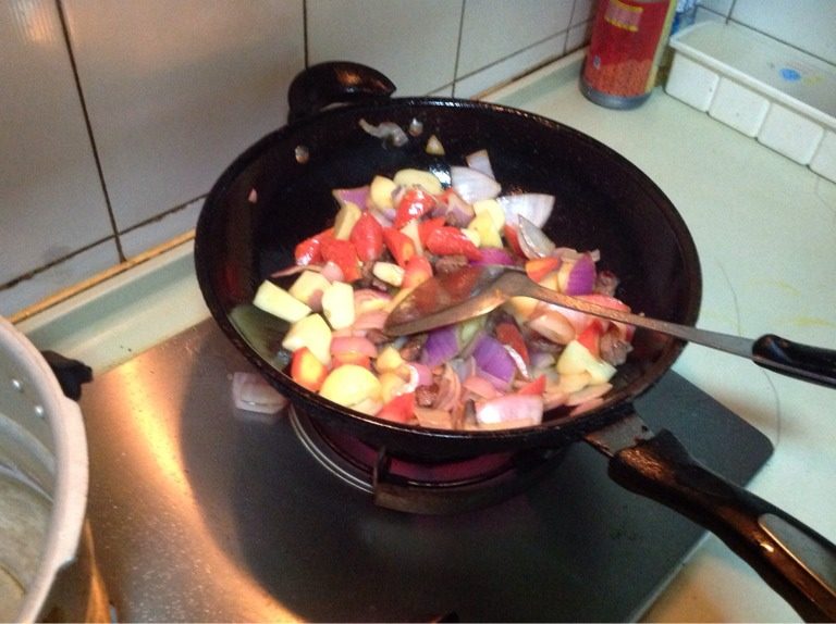 超简单咖喱饭,牛肉变色后加入所以蔬菜，继续翻炒