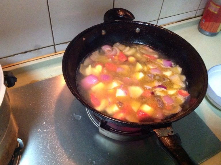 超简单咖喱饭,加水淹过食材，炖煮