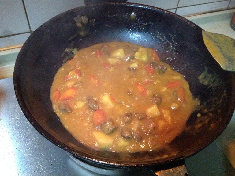 超简单咖喱饭,等蔬菜都软烂后加入咖喱块