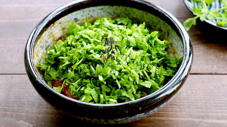 鲜肉荠菜馄饨,接着把荠菜切碎,放进去。