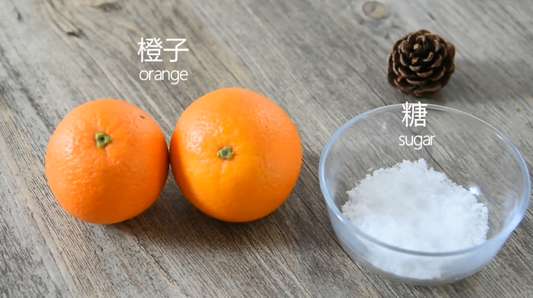 好吃又能止咳的小秘法——橙皮蜜饯,<a style='color:red;display:inline-block;' href='/shicai/ 626'>橙子</a>用盐水洗净,切成8瓣