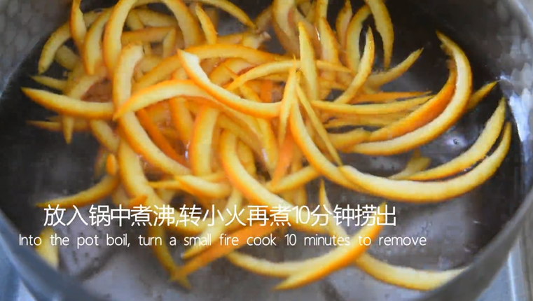 好吃又能止咳的小秘法——橙皮蜜饯,放入锅中煮沸,转小火再煮10分钟