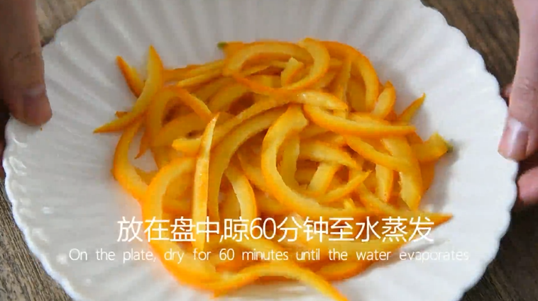 好吃又能止咳的小秘法——橙皮蜜饯,放在盘中,晾60分钟至水蒸发