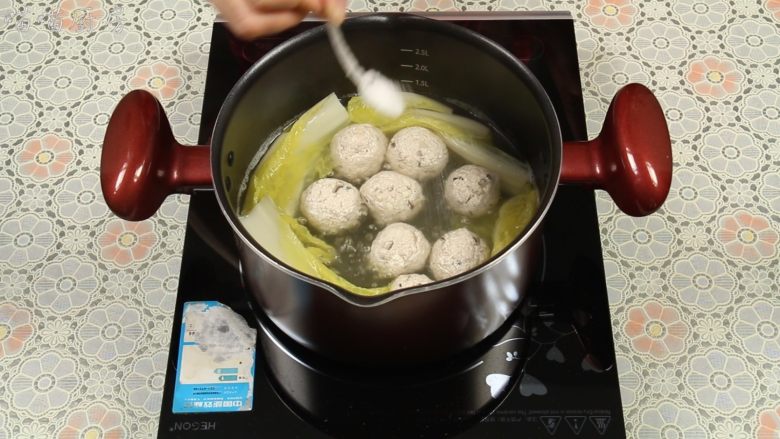 豆腐丸子汤,起锅前,加入适量的盐调味。