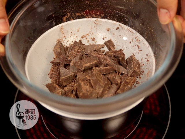 巧克力慕斯,十几分钟就可以轻松搞定,5、水烧开后转小火保持微微沸腾,同时把装了巧克力的容器放到小奶锅上,利用水蒸气的温度融化巧克力
