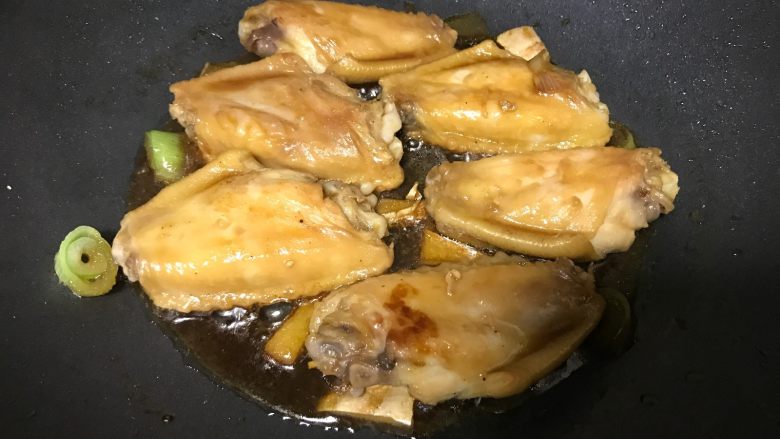 红烧鸡翅,焖至汤汁基本收干。