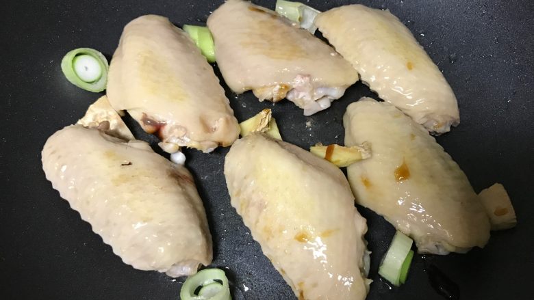 红烧鸡翅,放入葱姜段儿。