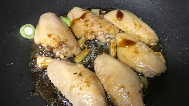 红烧鸡翅,加入所有调料及半碗水,大火烧开后转小火。