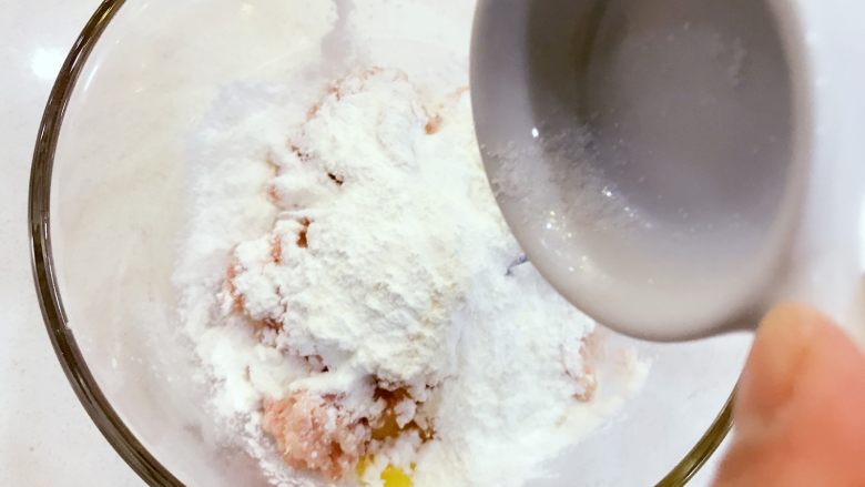 宝宝辅食:自制宝宝午餐肉-10+ ,周岁以上的宝贝,可以加一点点盐调味,周岁以下的宝贝就不要加了哈。