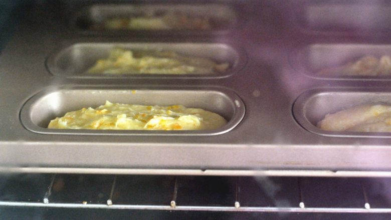 橙香磅蛋糕,放入提前预热好的烤箱,170度35分钟左右,表面上色即可。