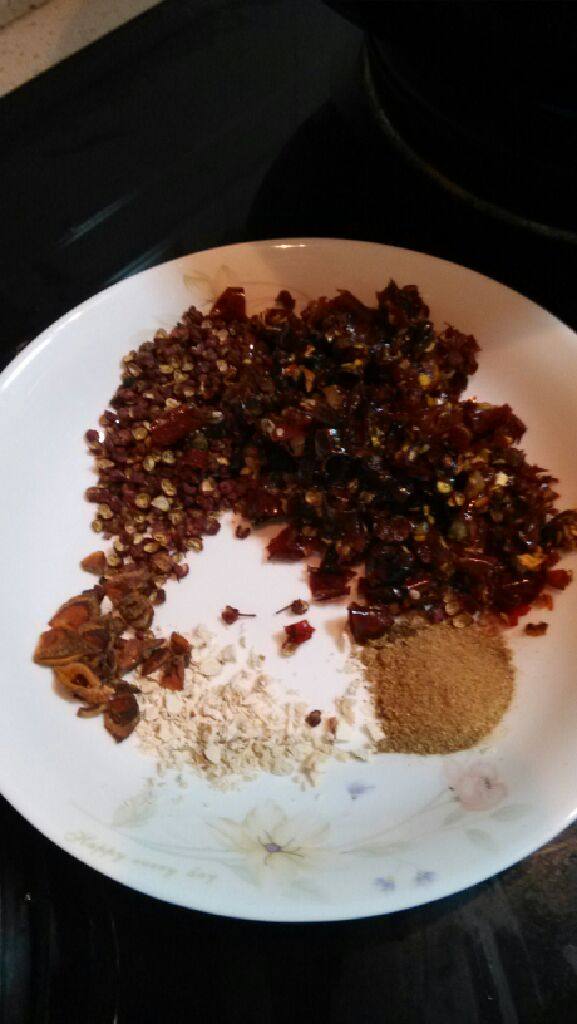 家乡味兔子面,<a style='color:red;display:inline-block;' href='/shicai/ 700'>花椒</a>及其他香料炒香,油辣椒切碎备用