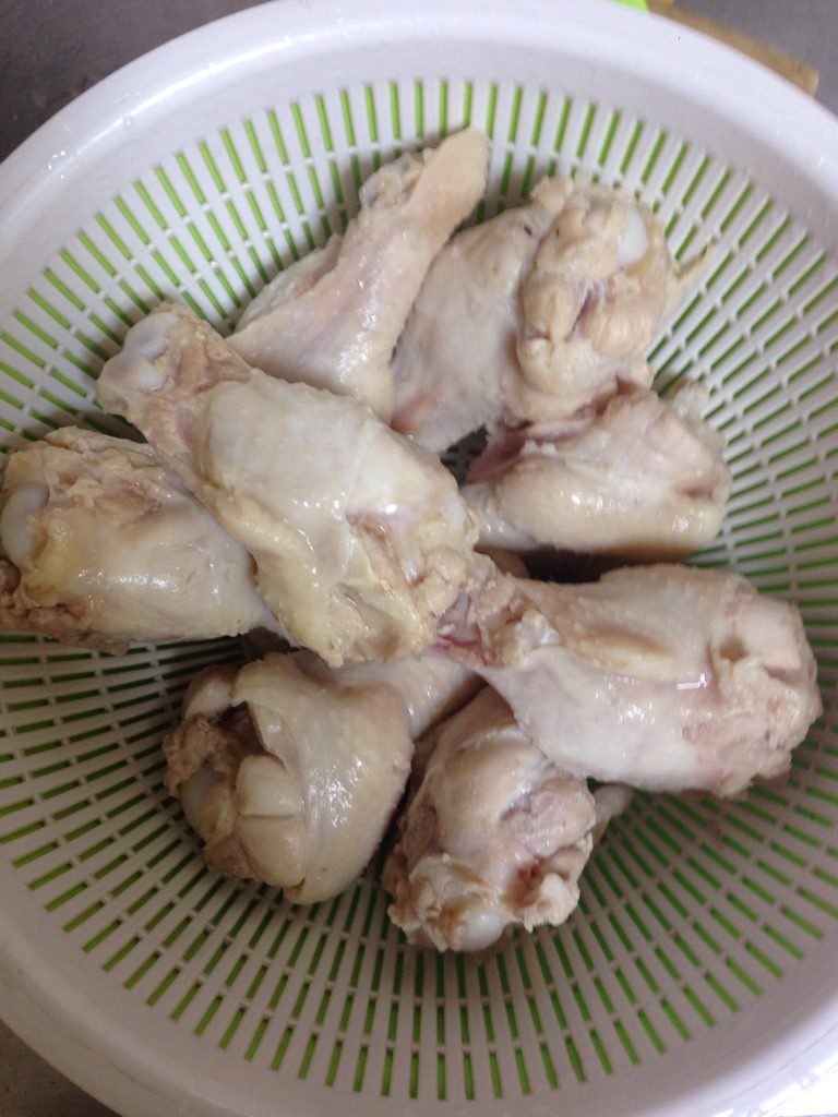 可乐小鸡腿,先把<a style='color:red;display:inline-block;' href='/shicai/ 6848'>小鸡腿</a>用冷水煮一边，洗干净。