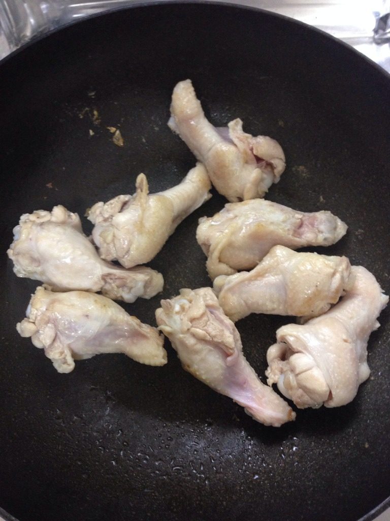 可乐小鸡腿,加橄榄油炒至金黄
