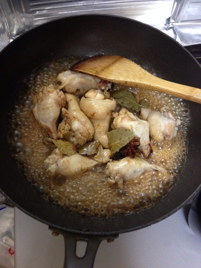 可乐小鸡腿,加<a style='color:red;display:inline-block;' href='/shicai/ 911'>可乐</a>，卤料（八角...）酱油，盐，白糖少量