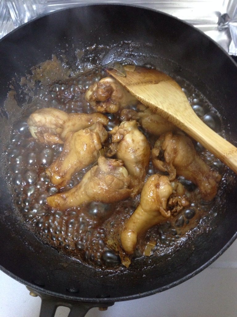 可乐小鸡腿,小火，翻动小鸡腿，加入胡椒粉，鸡精