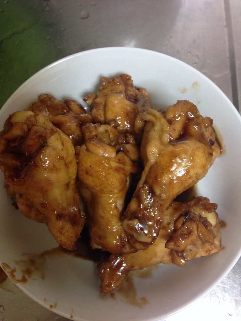 可乐小鸡腿,汤汁收少，用筷子扎不出血，就可以出锅了