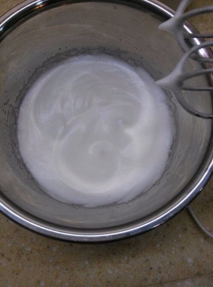枣泥蛋糕 6寸,注意:蛋白打发一定要无水无油才可以打发的出来 蛋白分三次加入10克的<a style='color:red;display:inline-block;' href='/shicai/ 3729'>白糖</a>,第一次打出粗泡可以加点糖,第二次蛋白变得开始浓稠时再加点糖,到浓稠后加入最后的糖,打发出直立的小角即可。