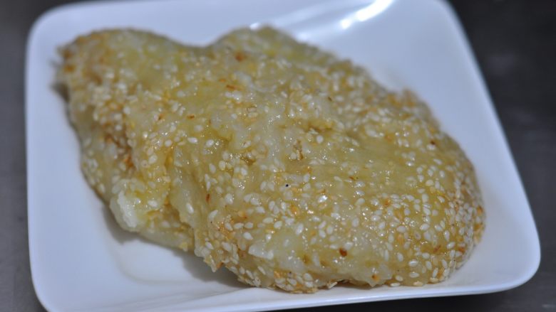 老婆饼,倒入白芝麻拌均匀,盛出放在盘中,放入冰箱冷藏至不粘手。