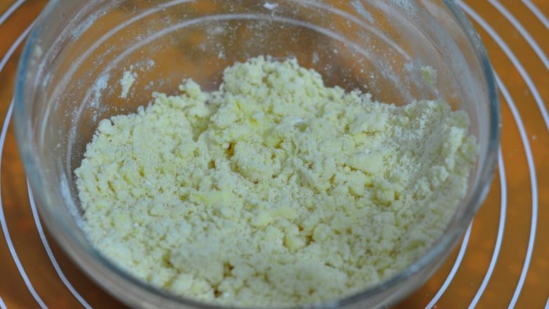 老婆饼,反复揉搓呈粒状,使面粉和油充分混合,然后揉成团。