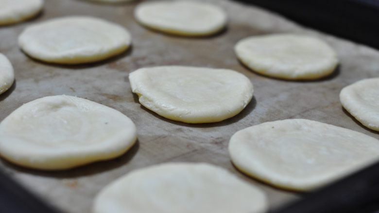 老婆饼,将包好的面团擀成圆饼状。