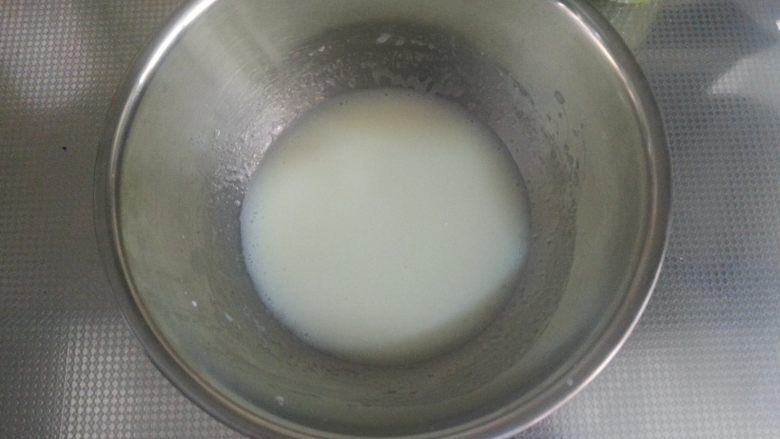 烘焙基础——戚风蛋糕,用手动打蛋器搅拌至砂糖融化,牛奶与玉米油形成乳化,如图中所示状态。
