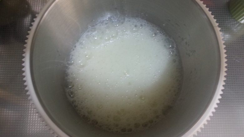 烘焙基础——戚风蛋糕,用电动打蛋器打至粗泡状(鱼眼泡)。