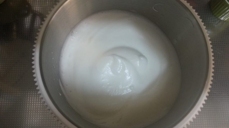 烘焙基础——戚风蛋糕,继续搅打,至蛋白体积膨胀至原来的两倍大,分两次加入剩下的细砂糖,蛋白会逐渐呈细腻状,会出现明显的纹路。