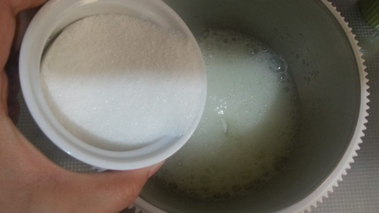 烘焙基础——戚风蛋糕,加入材料中的1/3细砂糖(80克的1/3)。