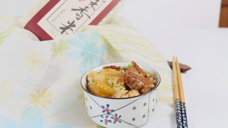 排骨板栗香焖饭,米饭吸收了浓浓的肉香,板栗香。