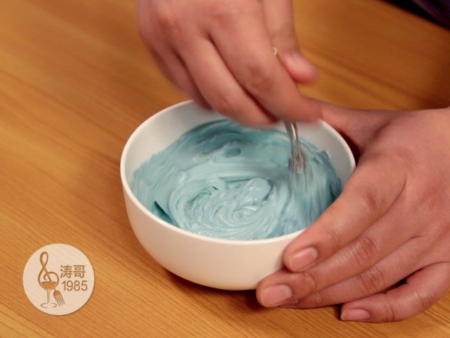 瑞士奶油霜 - 彩虹抹面蛋糕,18、在冷藏期间可以准备好抹面用的奶油霜,你可以根据自己的喜好把奶油霜调成需要的颜色