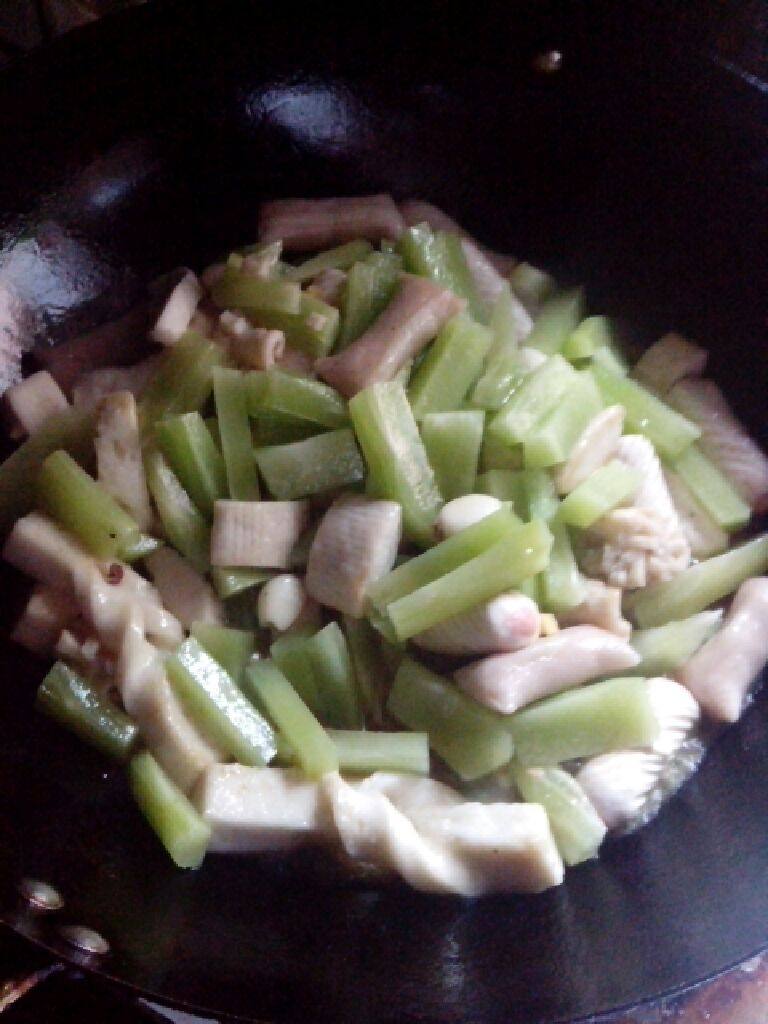 莴笋清烧海鲜丸子,锅里加水淹过丸子，大火烧三分钟加入莴笋条，继续烧至莴笋熟