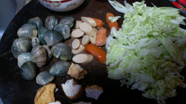 简易海鲜杂炒乌冬,这些都是材料 不过可以放自己喜欢的材料