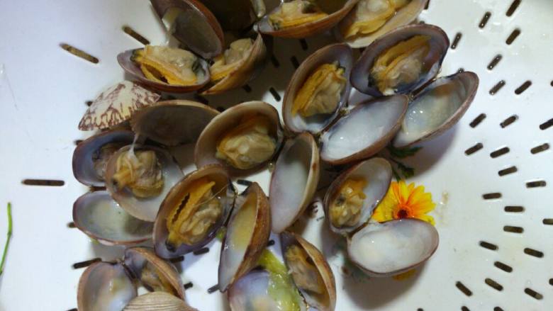 简易海鲜杂炒乌冬,先将乌冬放入沸水中烫到八分熟 然后捞起  不要太久不然软了不好吃  然后在将<a style='color:red;display:inline-block;' href='/shicai/ 199'>花甲</a>放进去烫到开嘴捞起备用