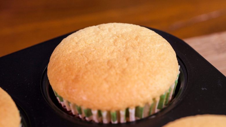 奶油纸杯蛋糕,快到嘴里来!,烤箱预热180°,中层15分钟