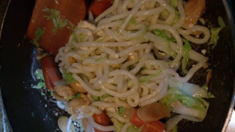 简易海鲜杂炒乌冬,加入白菜  菜不要太早加不然会很软 不过我觉得白菜炒了会出水