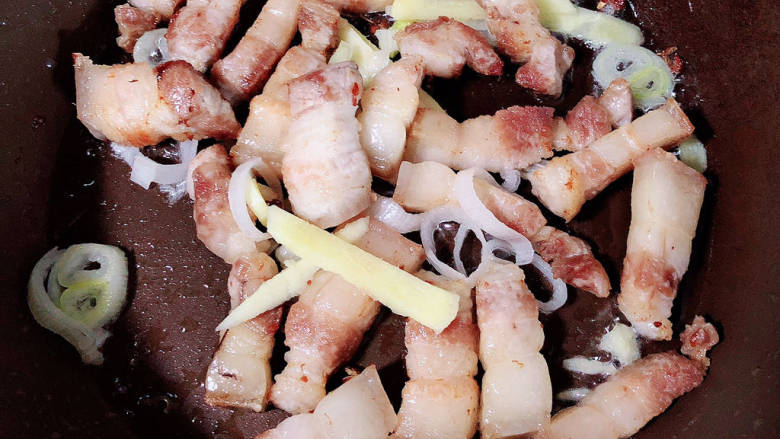 鹌鹑蛋红烧肉,五花肉放入锅中,小火将五花油练出油,倒出去猪油,放入<a style='color:red;display:inline-block;' href='/shicai/ 134659'>花椒粒</a>、葱姜爆香。