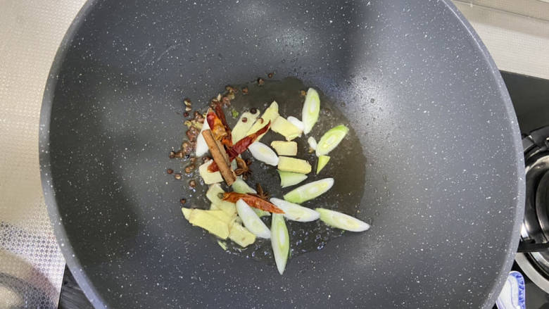 排骨土豆炖豆角,重新加入适量食用油,加入姜片葱白和香料,中小火煸香