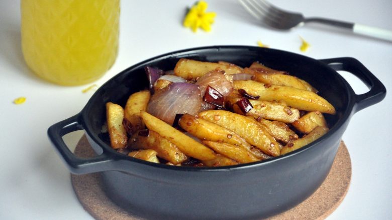 孜然土豆条,可以当零食又能下饭的一道菜。