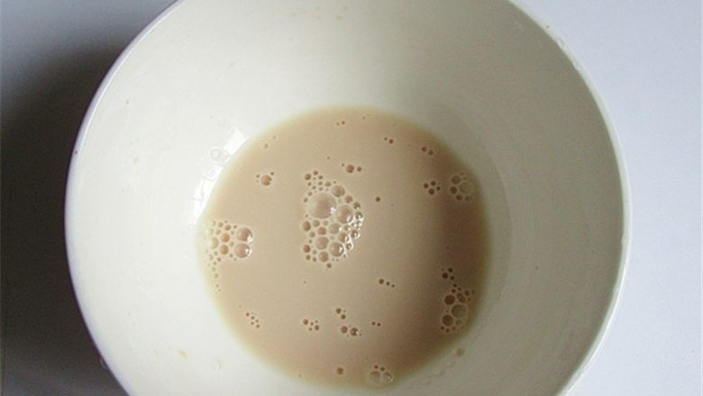 维尼豆沙馒头,酵母粉放入温水搅匀放置5分钟,下面就要给大家详细的介绍一下和面三光不粘盆的技巧了