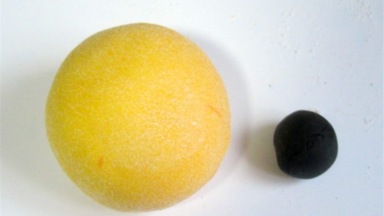 维尼豆沙馒头,揉成光滑面团后,取20克加入黑可可粉,揉成一个可可黑面团
