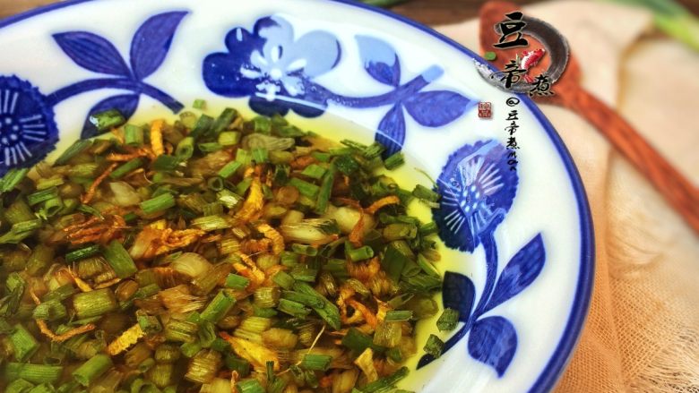 葱姜油,如果你炸的过久那么最后你的葱油将会黑糊掉,把葱分三个部分去炸才能更好的提出它的气味来。